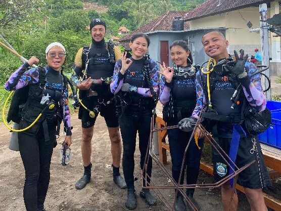 Students in dive gear getting ready to visit coral restoration site